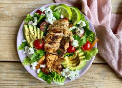 Salat mit Feta, Avocado und Hähnchen