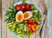 Bowl mit gekochtem Ei und frischem Gemüse