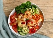 Bunte Bowl mit Gemüse und Garnelen