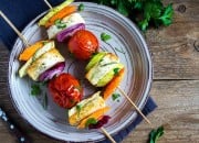 Bunte Gemüsespieße mit Halloumi