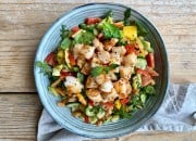 Bunter Salat mit Garnelen und Mango-Dressing