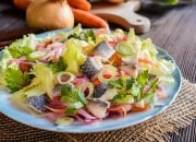 Bunter Salat mit Hering und frischen Kräutern