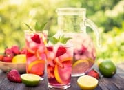 Erdbeer-Wasser mit Früchten und Zitronen