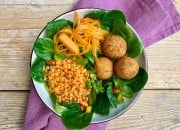Falafel mit roten Linsen, Möhrenstreifen und Salat