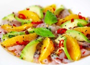 Fisch Carpaccio mit Avocado- und Orangenscheiben