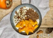 Frühstücksbowl mit Kaki, Leinsamen und Mandeln