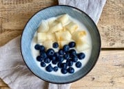 Frühstücksbowl mit Melone und Heidelbeeren