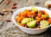 Gebratener Kürbis-Rosenkohlsalat mit Pakannüssen