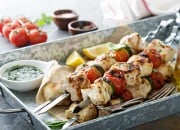 Gegrillte Hähnchenspieße mit Salsa Verde