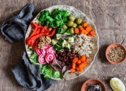 Good Life Bowl mit Quinoa, Rote Bete, Kürbis, Broccoli und Walnüssen