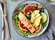 Grüne Bowl mit Lachs und Grapefruit