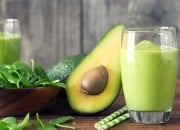 Grüner Smoothie mit Avocado, Spinat und Banane