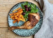 Hähnchenschenkel mit Süßkartoffel, Rucola und Oliven