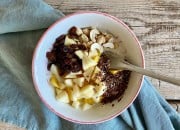Joghurt-Bowl mit Apfel, Mango und Rosinen