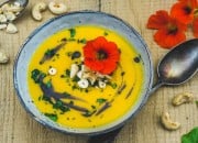 Kürbissuppe mit gerösteten Cashewkernen