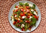 Linsensalat mit Rucola, Tomate, Mozzarella