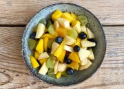 Obstsalat mit Mango, Apfel und Heidelbeeren