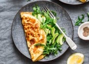 Omelett mit Avocado und Rucola