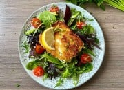 Panierter Halloumikäse mit buntem Salat und Kräutern