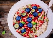 Porridge mit Heidelbeeren und Granatapfel