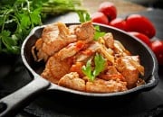 Putenbrust mit Tomaten und Chilischoten