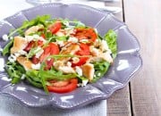 Rucola Tomaten Salat mit Putenbrustfilet