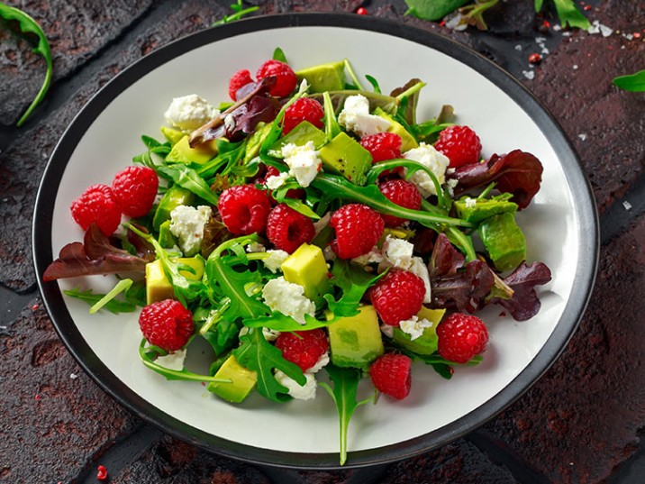 Salat mit Himbeeren, Avocado und Feta - lowcarbrezepte.org