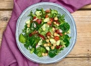 Salat mit Kichererbsen, Radieschen, Tomate und Balsamico-Dressing