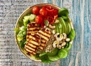 Spinatbowl mit Avocado, Cashewkernen und Halloumi