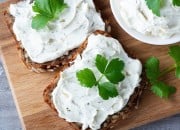 Vollkornbrot mit Frischkäse und Kräutern