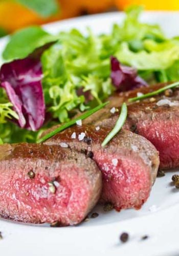 Zarte Lammlachse mit Salat
