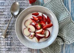 Joghurt mit Pfirsich und Erdbeeren