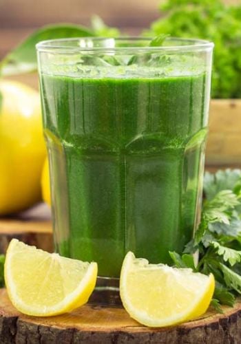 Grüner Smoothie mit Avocado und Spinat